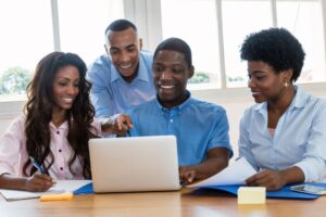 Jeunes entrepreneurs dans une startup